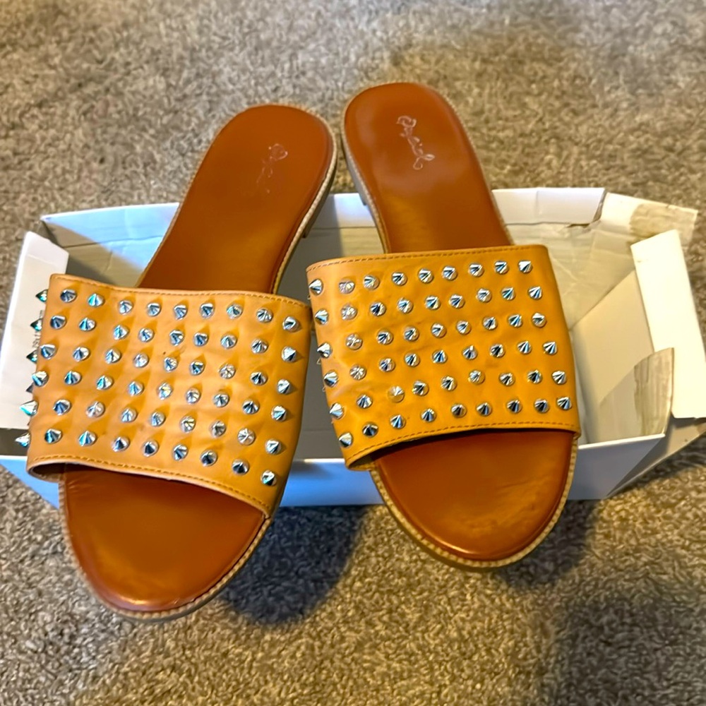 Women’s Stud detail slides